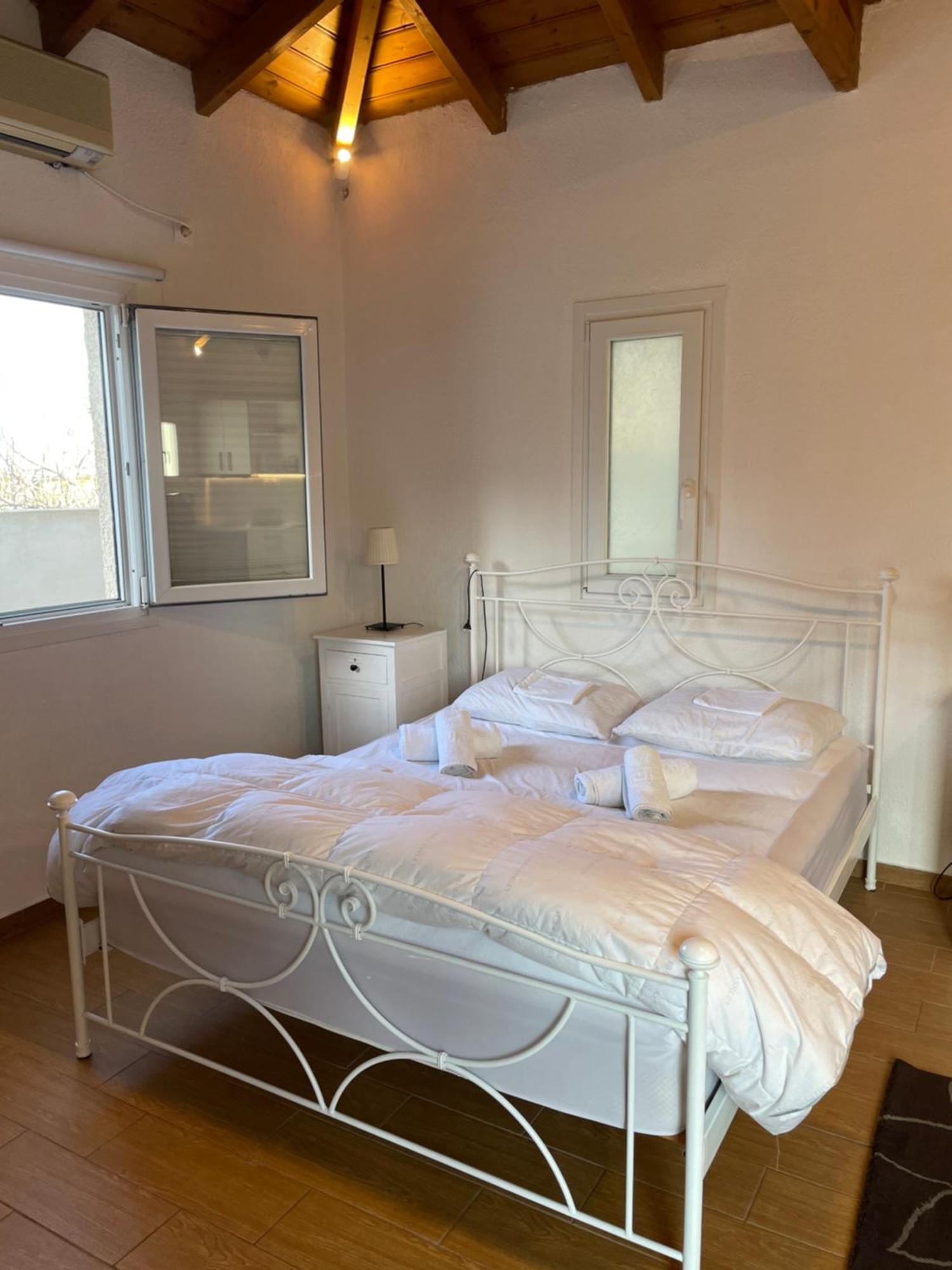 Pool Guesthouse Corinth Ngoại thất bức ảnh